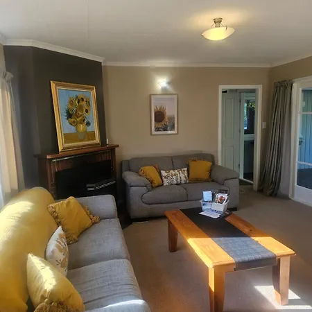 Holden'S Hideaway Mbt Hotel